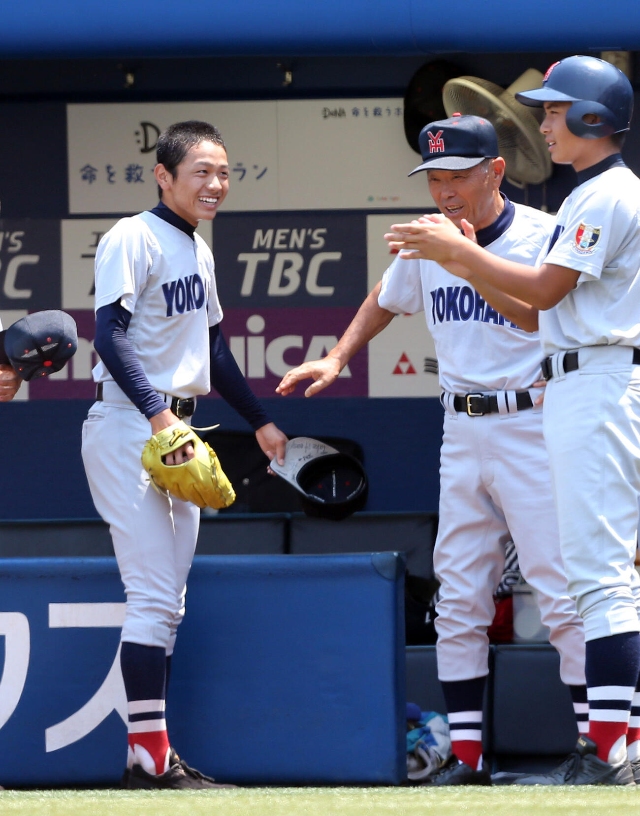 第97回全国高校野球選手権神奈川大会　準決勝　桐光学園対横浜　1回表桐光学園の攻撃を抑えた横浜・石川（左）と笑顔の渡辺監督（中央）＝2015年7月27日
