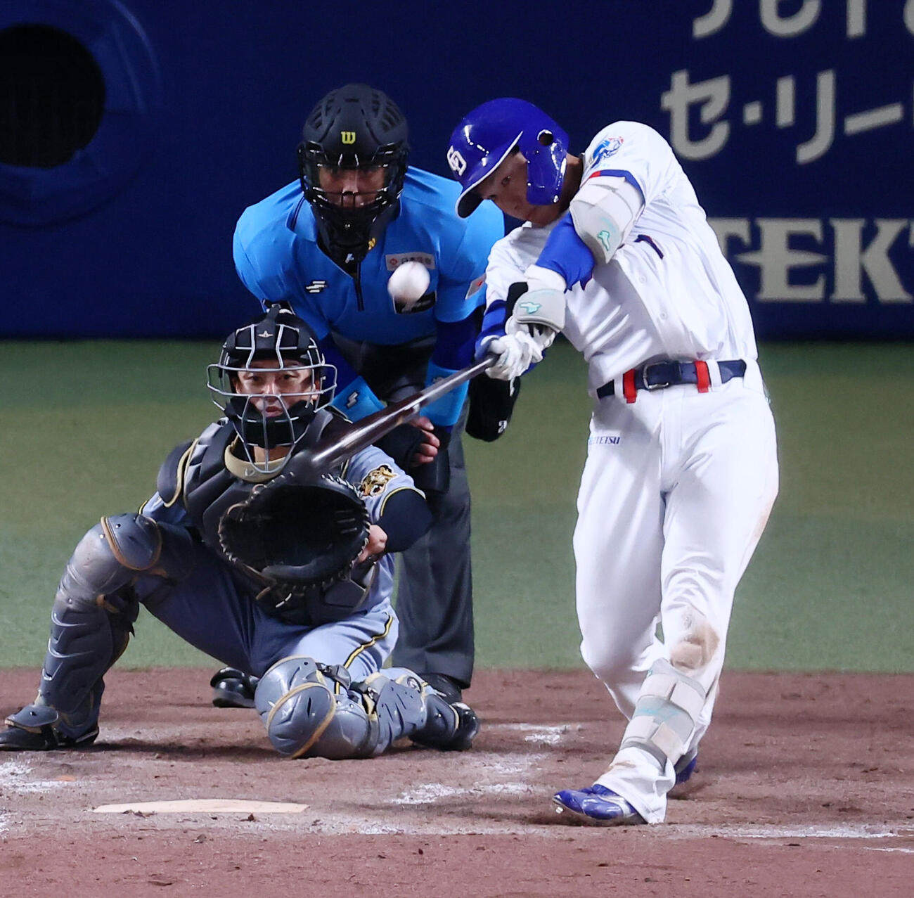 中日対阪神　5回裏中日2死、福永裕基は左越えソロ本塁打を放つ（撮影・加藤哉）