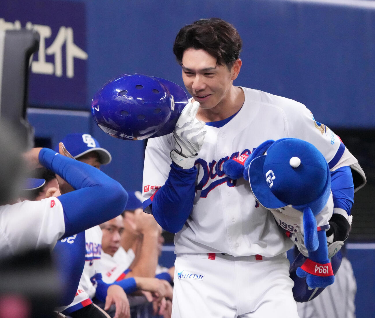 中日対阪神　5回裏中日2死、福永裕基（右）は本塁打を放ちナインとタッチを交わす（撮影・森本幸一）