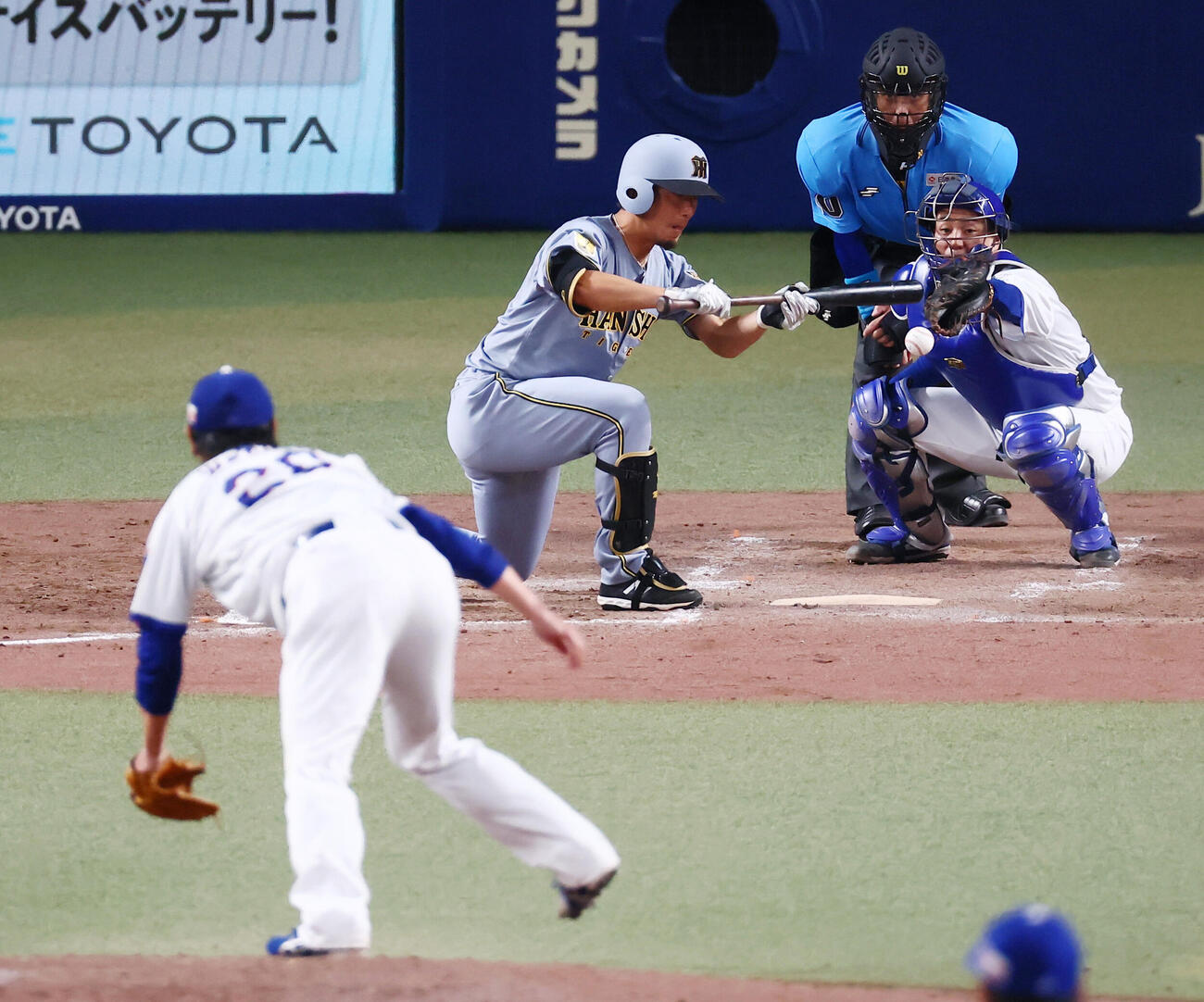 中日対阪神　5回表阪神1死一塁、伊藤将司は送りバント失敗で併殺となる。投手涌井秀章（撮影・加藤哉）