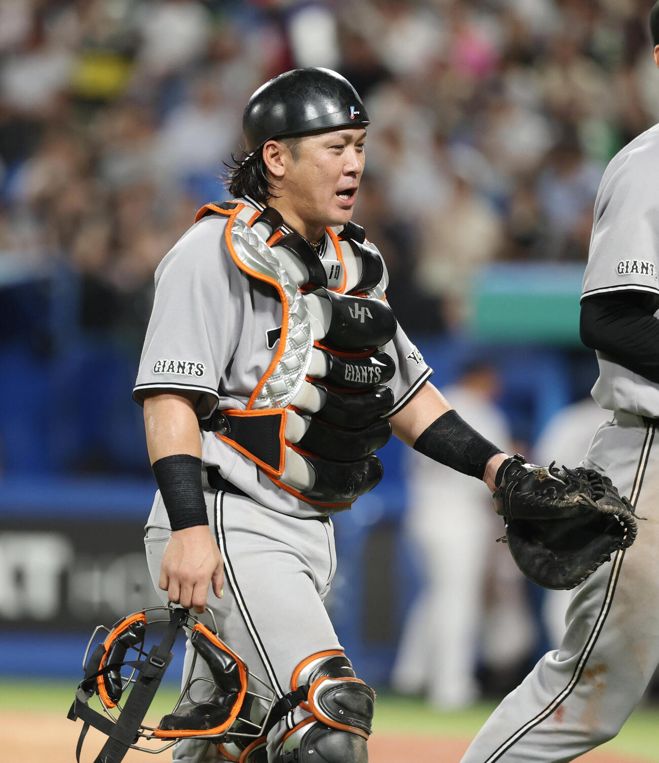 ヤクルト対巨人　4回裏のピンチをしのぎ笑顔でベンチに戻る甲斐拓也（撮影・増田悦実）