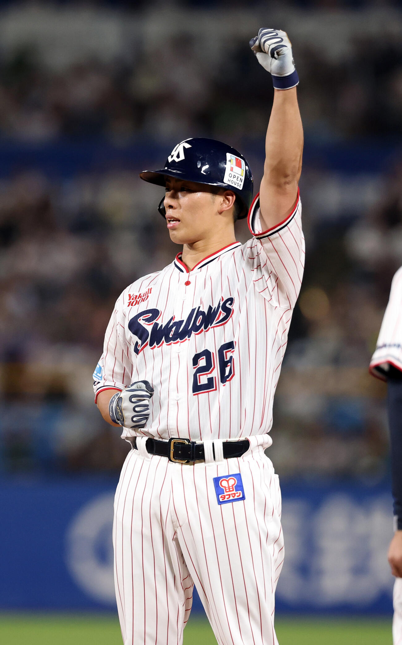 ヤクルト対巨人　4回裏ヤクルト2死一塁、山野太一は右前打を放ち、一塁走者内山壮真が生還したと見て、こぶしを突き上げたが、判定アウトとなる（撮影・浅見桂子）