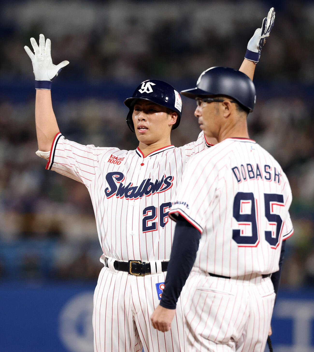 ヤクルト対巨人　4回裏ヤクルト2死一塁、山野太一は右前打を放ち、一塁走者内山壮真が生還したと見たが判定アウトとなり残念がる（撮影・浅見桂子）