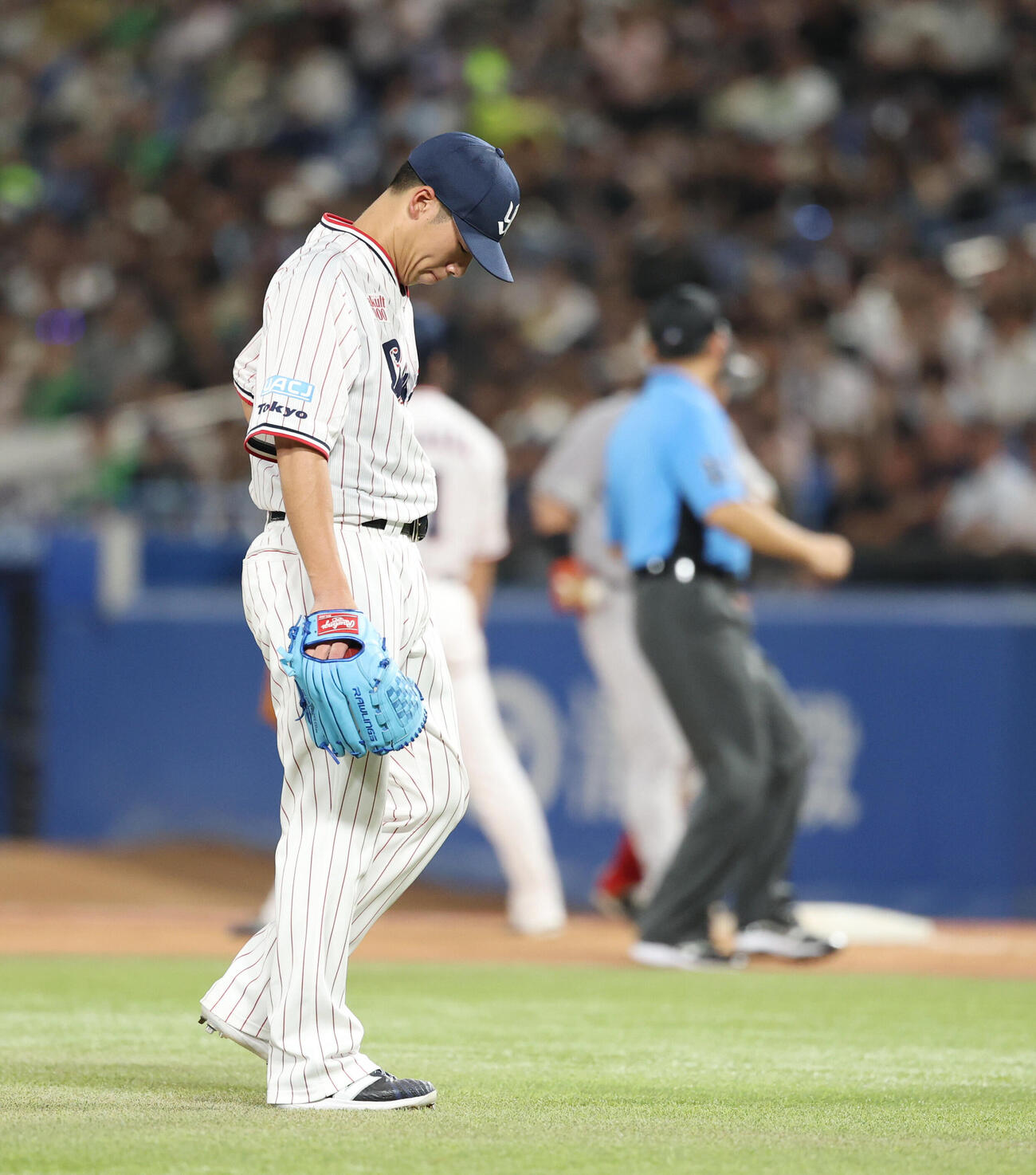 ヤクルト対巨人　5回表巨人1死、長岡秀樹の悪送球で出塁を許しがっくりとする山野太一（撮影・増田悦実）