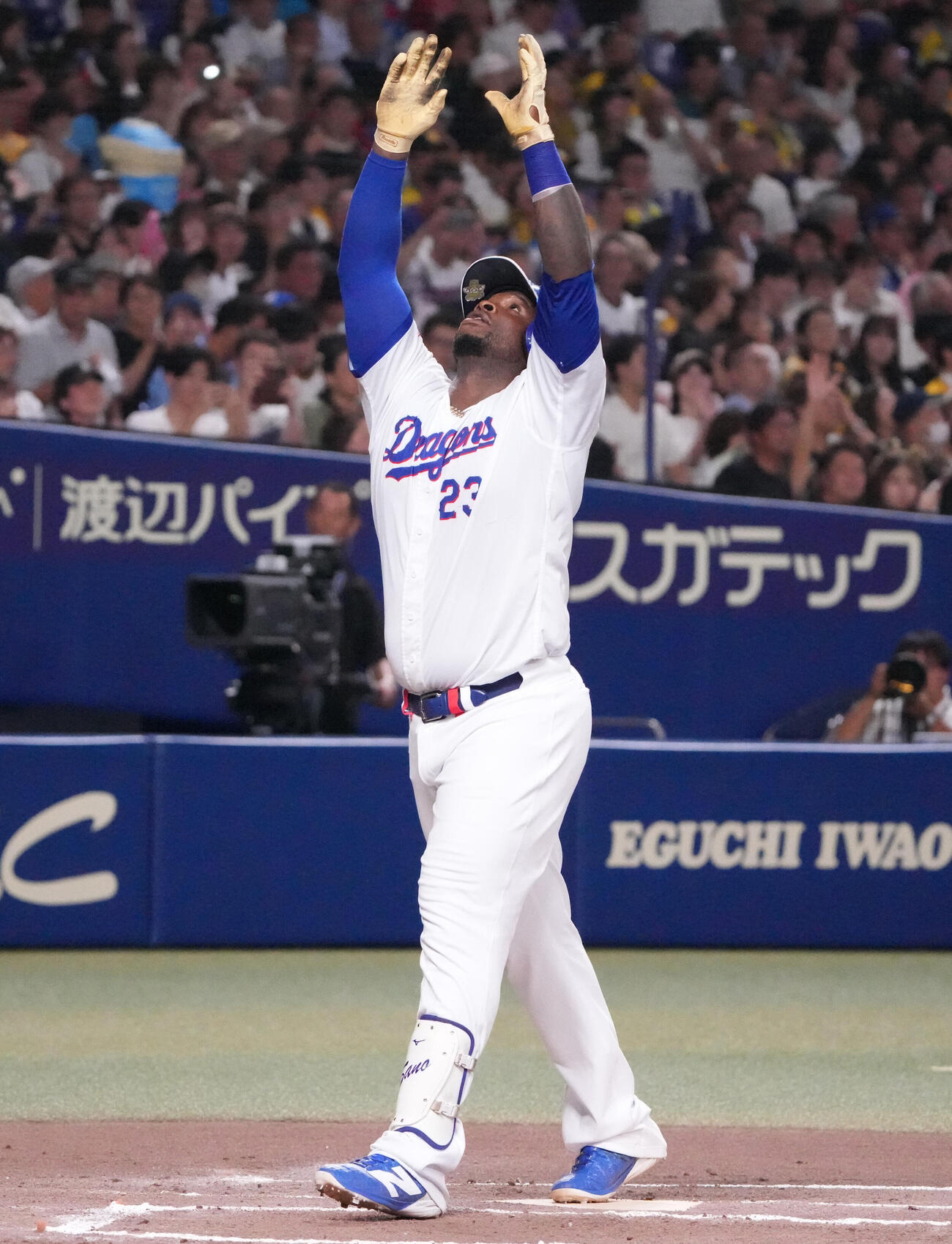 中日対阪神　6回裏中日1死、ミゲル・サノーは本塁打を放ち生還する（撮影・森本幸一）