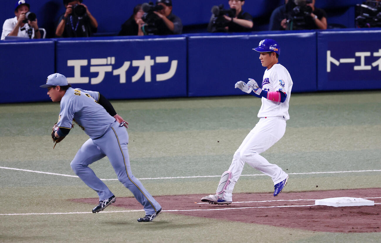 中日対阪神　1回裏中日無死一塁、大山悠輔（左）は上林誠知の打球を佐藤輝明から悪送球となり捕球出来ず（撮影・加藤哉）