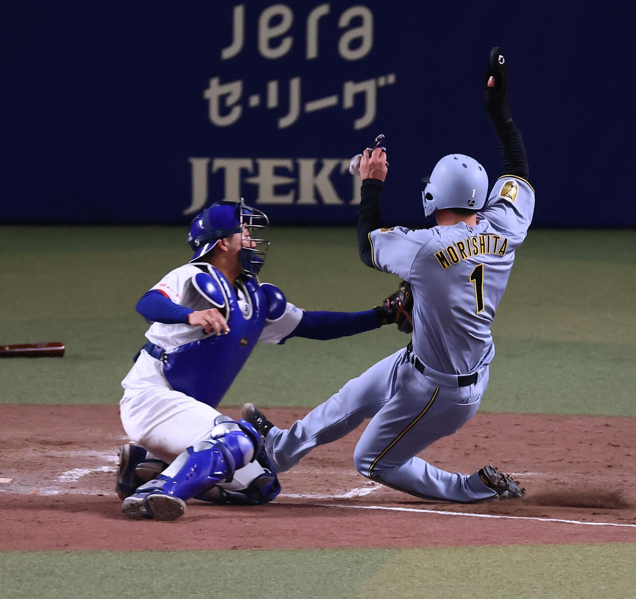 中日対阪神　4回表阪神無死一、二塁、二走森下翔太は大山悠輔の左前打で本塁突入も憤死。捕手石伊雄太（撮影・加藤哉）