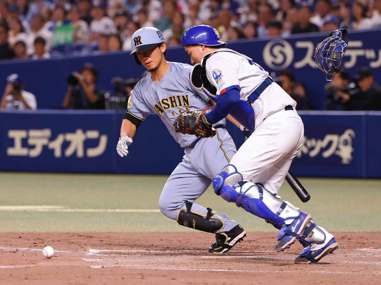 中日対阪神　5回表阪神1死一塁、伊藤将司（左）は送りバントを失敗する（撮影・上田博志）