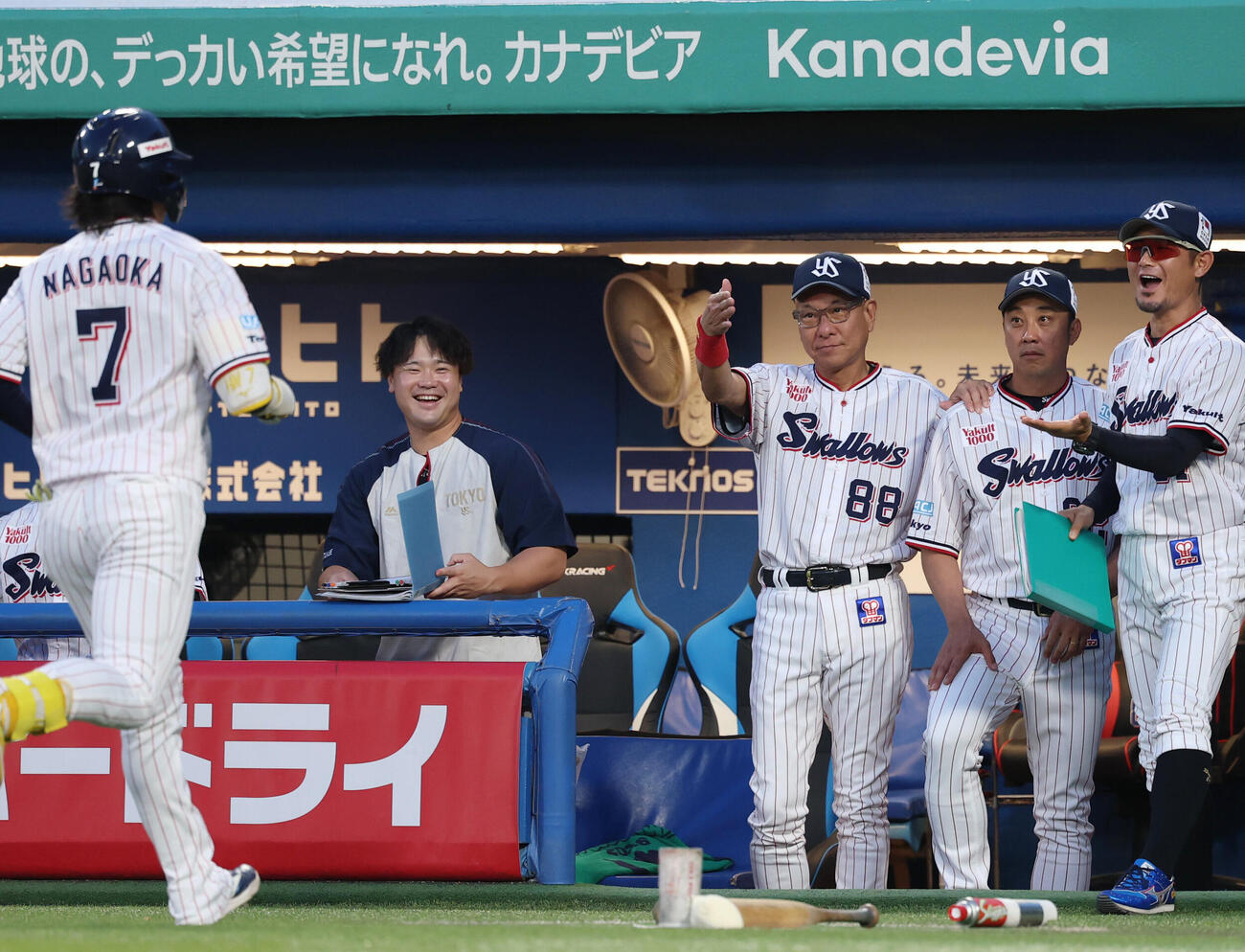 ヤクルト対巨人　1回裏ヤクルト無死、本塁打を放った長岡秀樹（左）を出迎える池山隆寛監督（中央）（撮影・増田悦実）