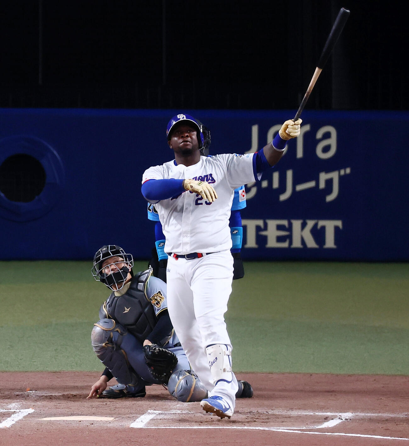 中日対阪神　6回裏中日1死、ミゲル・サノーは左中間越えソロ本塁打を放つ（撮影・加藤哉）