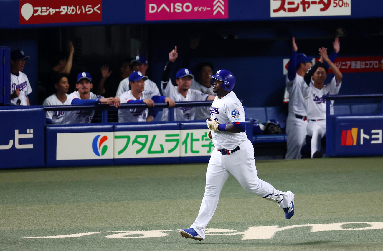 中日対阪神　6回裏中日1死、ミゲル・サノーは左中間越えソロ本塁打を放つ（撮影・加藤哉）