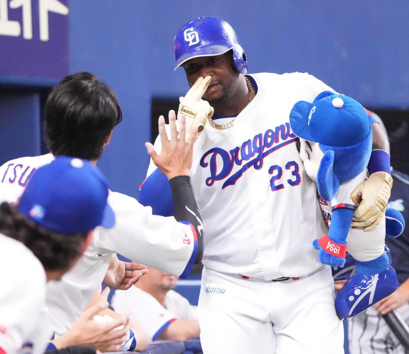 中日対阪神　6回裏中日1死、ミゲル・サノー（右）はは本塁打を放ちナインとタッチを交わす（撮影・森本幸一）