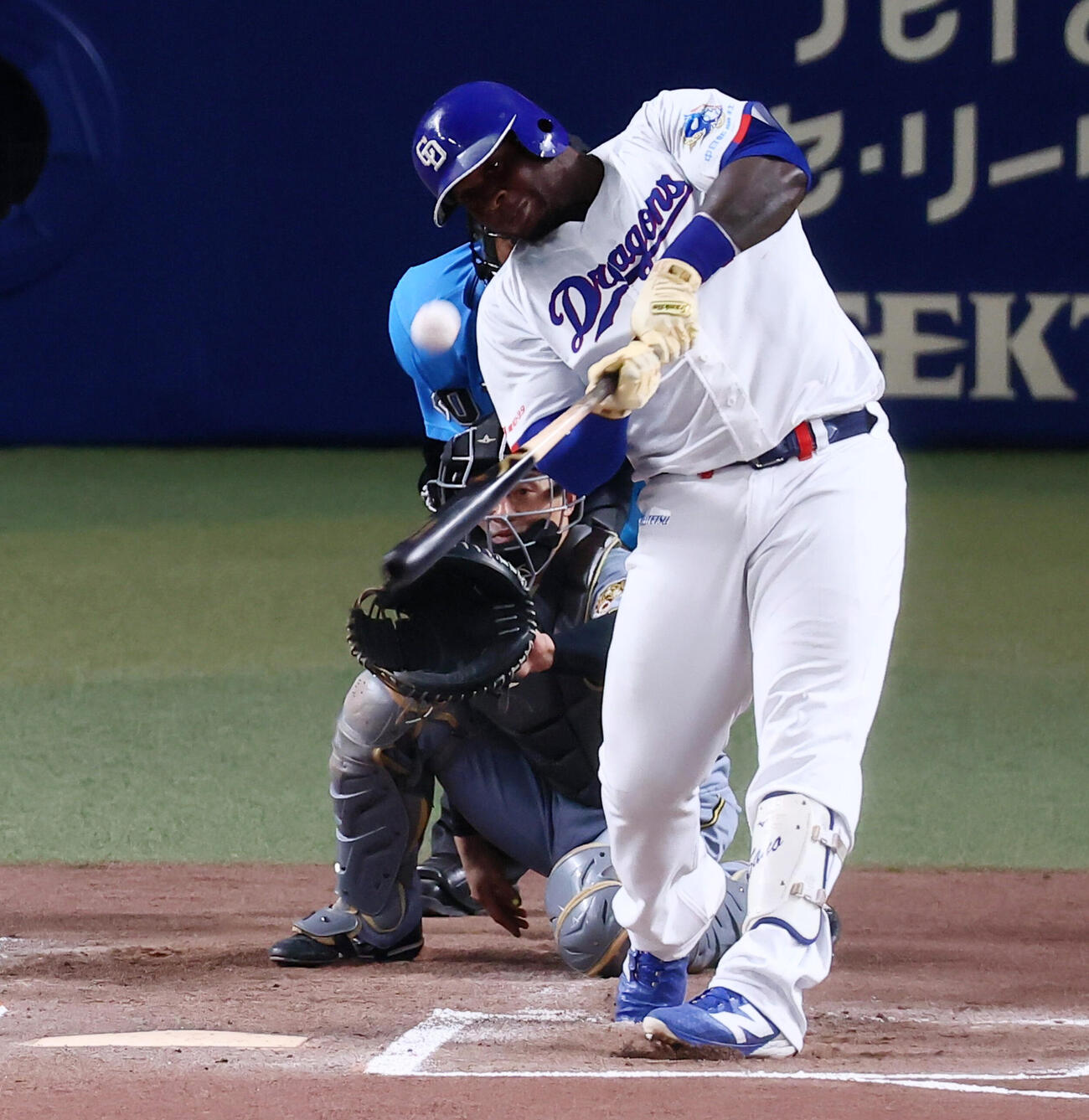 中日対阪神　6回裏中日1死、ミゲル・サノーは左中間越えソロ本塁打を放つ（撮影・加藤哉）
