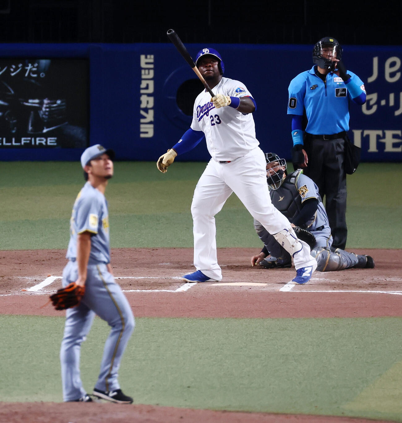 中日対阪神　6回裏中日1死、ミゲル・サノーは左中間越えソロ本塁打を放つ。投手伊藤将司（撮影・加藤哉）