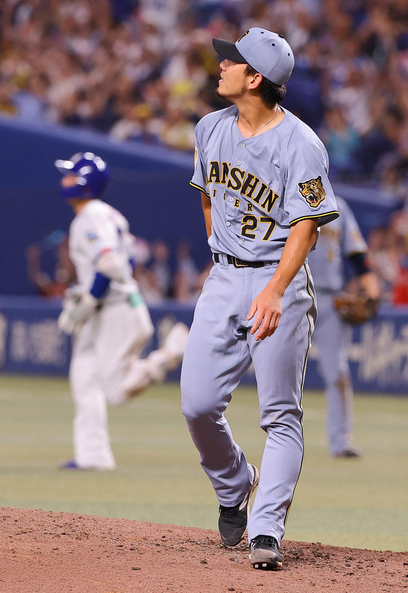 中日対阪神　5回裏中日2死、伊藤将司（右）は福永裕基にソロ本塁打を浴びる（撮影・上田博志）