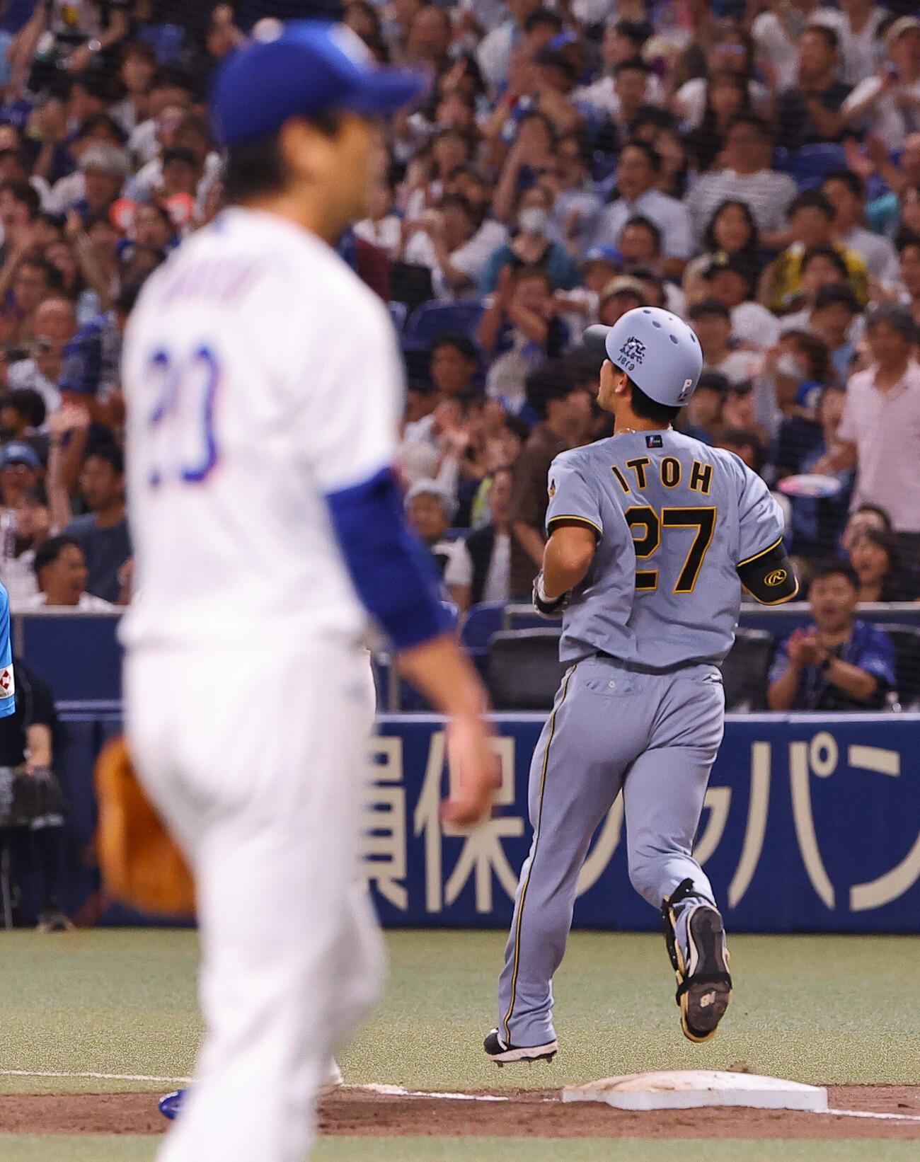 中日対阪神　5回表阪神1死一塁、伊藤将司（右）は送りバントを失敗する（撮影・上田博志）