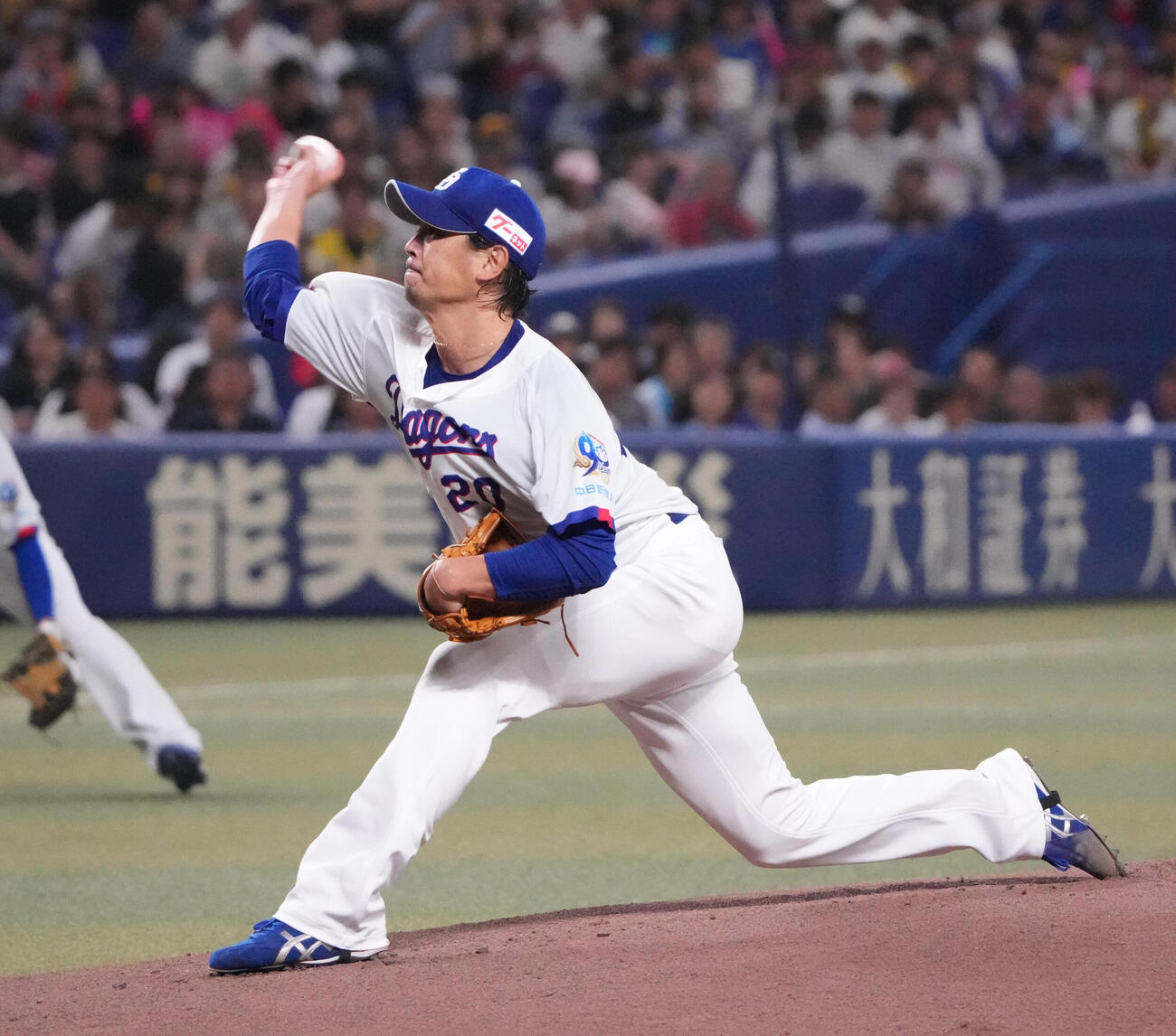 中日対阪神　1回表、登板する中日先発の涌井秀章（撮影・森本幸一）