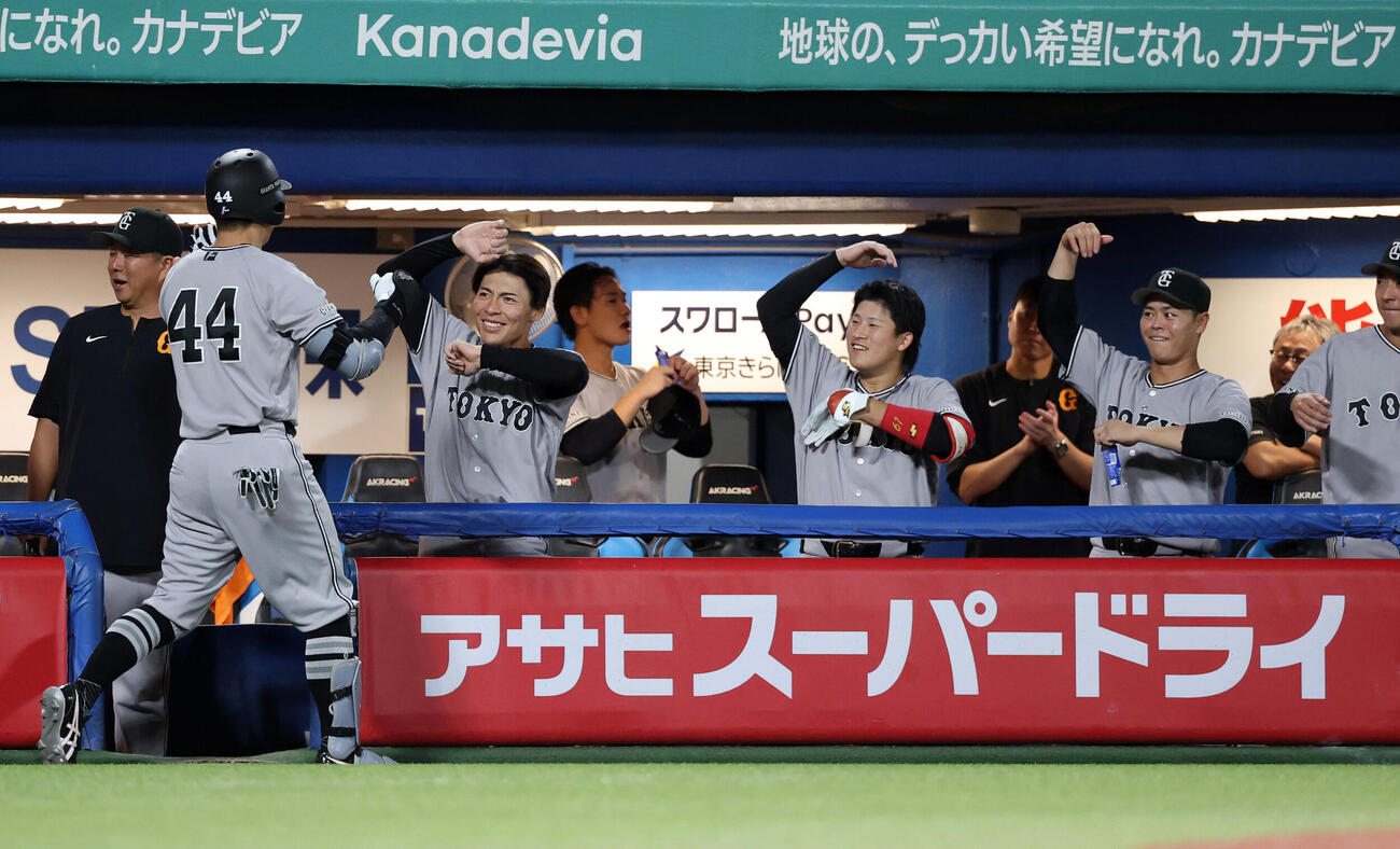 ヤクルト対巨人　6回表巨人無死、佐々木俊輔（手前）がソロ本塁打を放ち、おさるポーズで迎えるナイン（撮影・浅見桂子）
