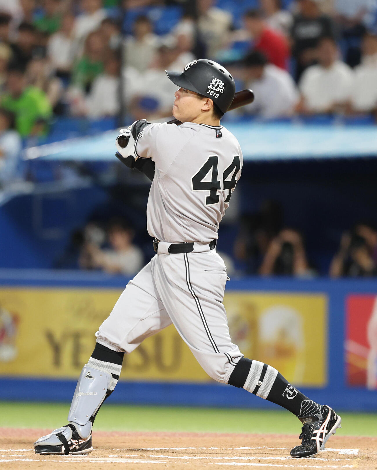 ヤクルト対巨人　6回表巨人無死、本塁打を放つ佐々木俊輔（撮影・増田悦実）