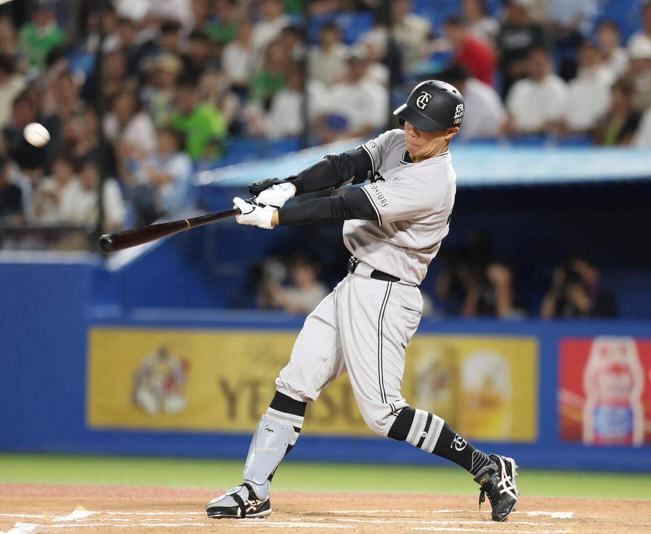 ヤクルト対巨人　6回表巨人無死、本塁打を放つ佐々木俊輔（撮影・増田悦実）