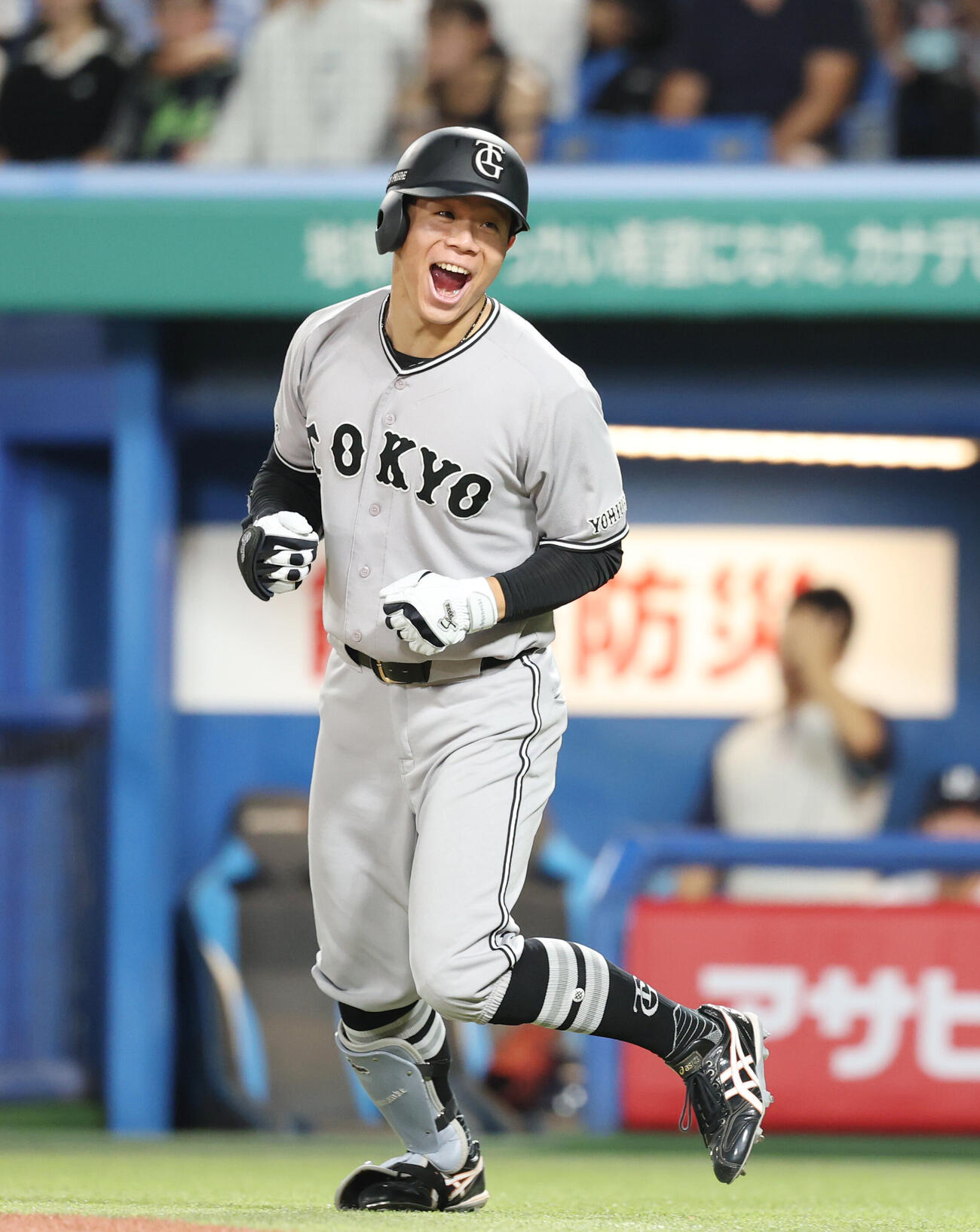 ヤクルト対巨人　6回表巨人無死、本塁打を放ち笑顔でベンチに戻る佐々木俊輔（撮影・増田悦実）