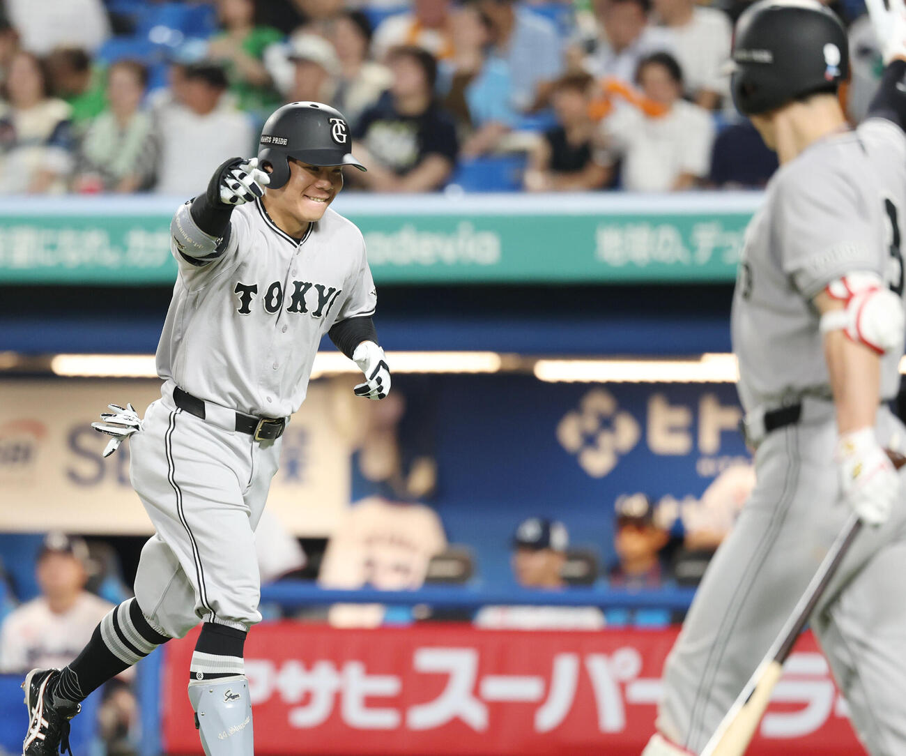 ヤクルト対巨人　6回表巨人無死、本塁打を放ち松本剛（右）に指をさす佐々木俊輔（撮影・増田悦実）
