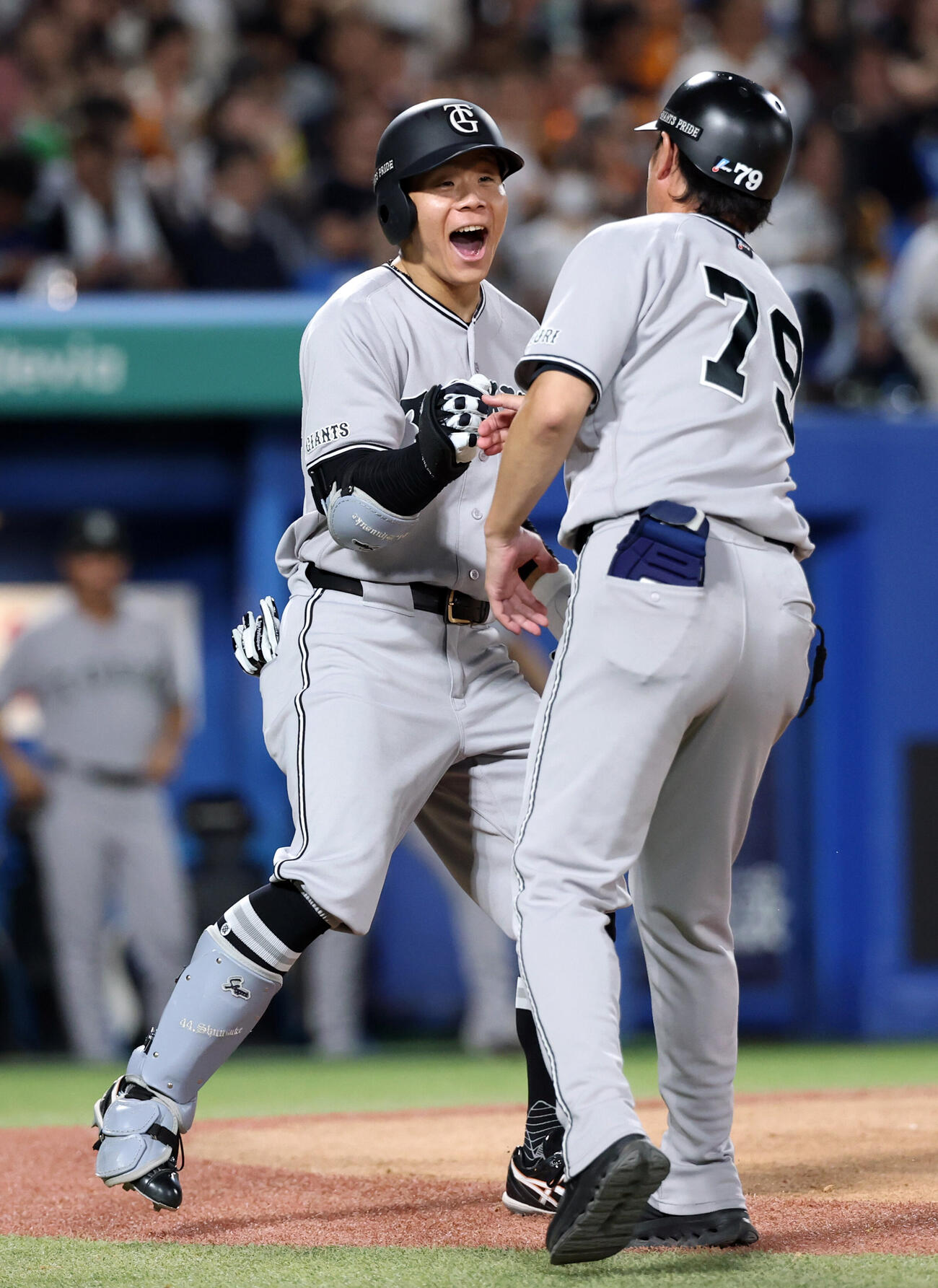 ヤクルト対巨人　6回表巨人無死、佐々木俊輔はソロ本塁打を放ち、笑顔で生還（撮影・浅見桂子）