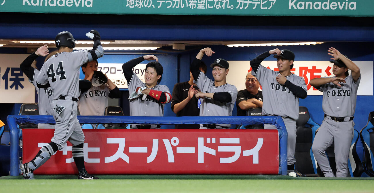 ヤクルト対巨人　6回表巨人無死、佐々木俊輔（手前）がソロ本塁打を放ち、おさるポーズで迎えるナイン（撮影・浅見桂子）