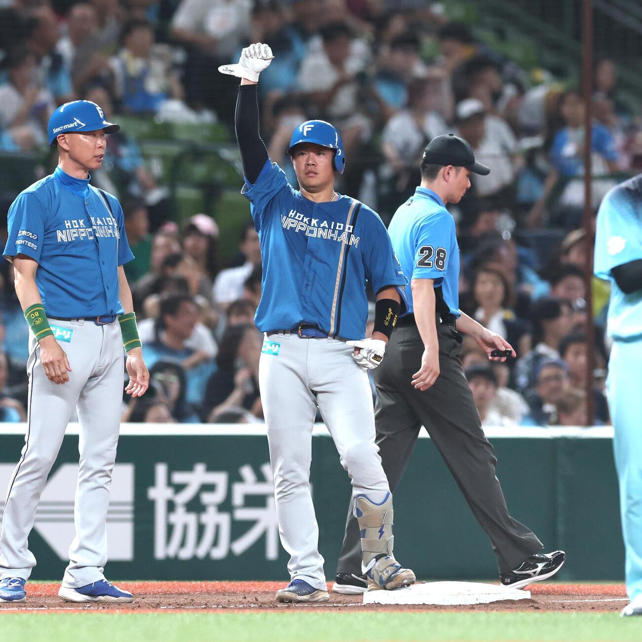 西武対日本ハム　4回表日本ハム1死満塁、走者一掃の三塁打を放ちガッツポーズの吉田賢吾（撮影・黒川智章）
