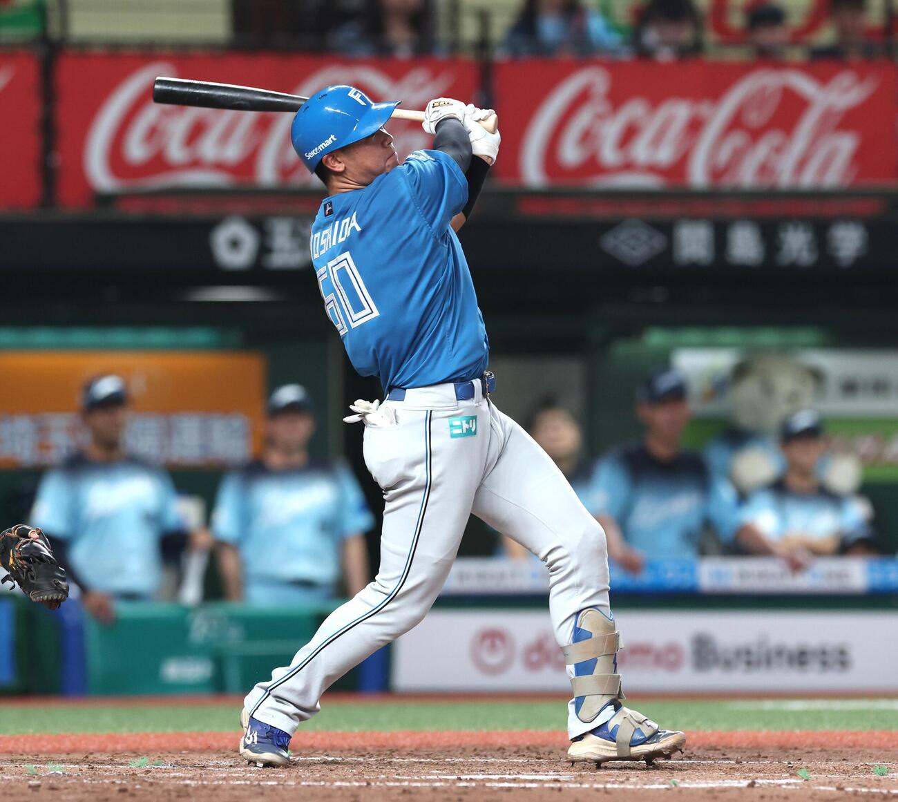 西武対日本ハム　4回表日本ハム1死満塁、走者一掃の三塁打を放つ吉田賢吾（撮影・黒川智章）
