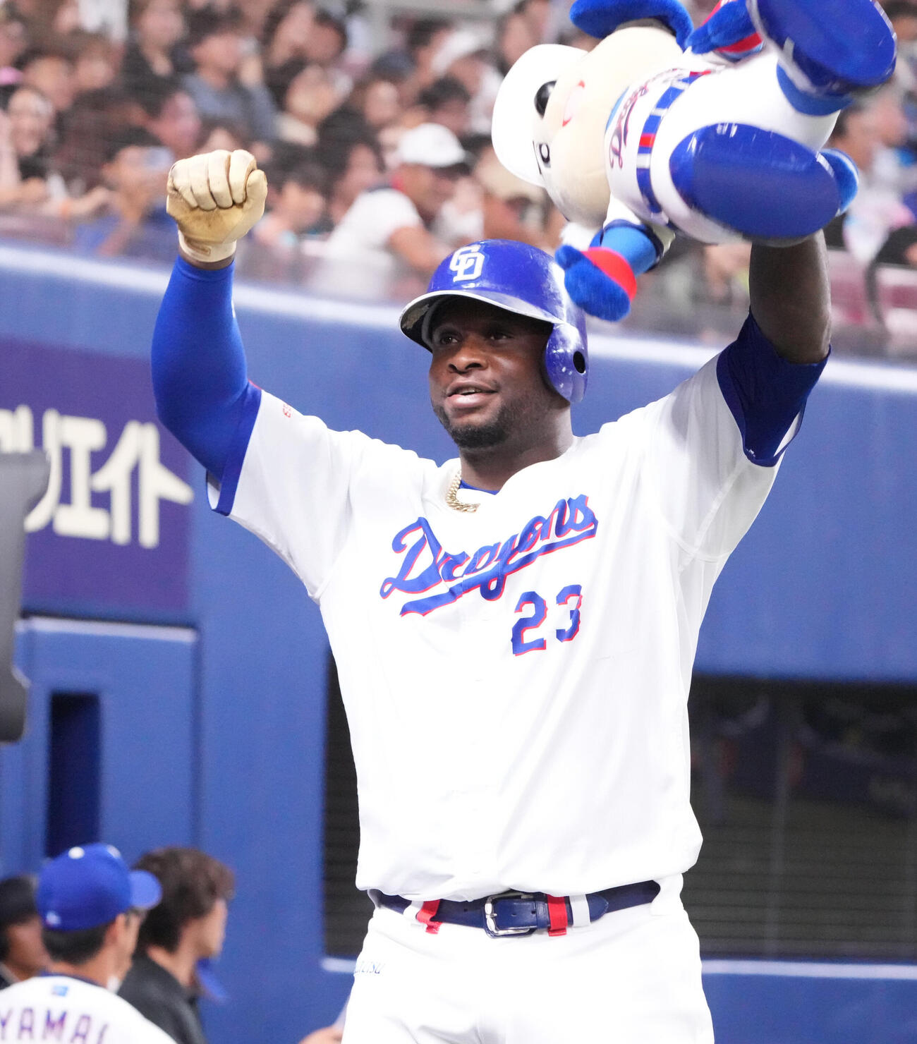 中日対阪神　6回裏中日1死、ミゲル・サノーは本塁打を放ちナインとタッチを交わす（撮影・森本幸一）