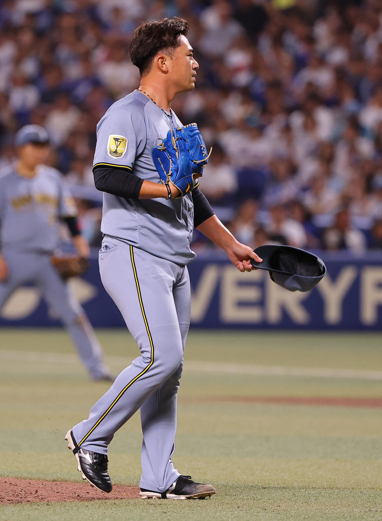 中日対阪神　8回裏中日1死、土田龍空に死球を与えた桐敷拓馬は帽子を取って謝る（撮影・上田博志）