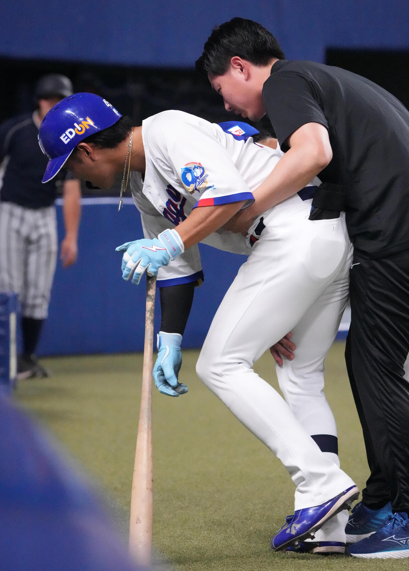 中日対阪神　8回裏中日1死、土田龍空（左）は死球を受け交代する（撮影・森本幸一）