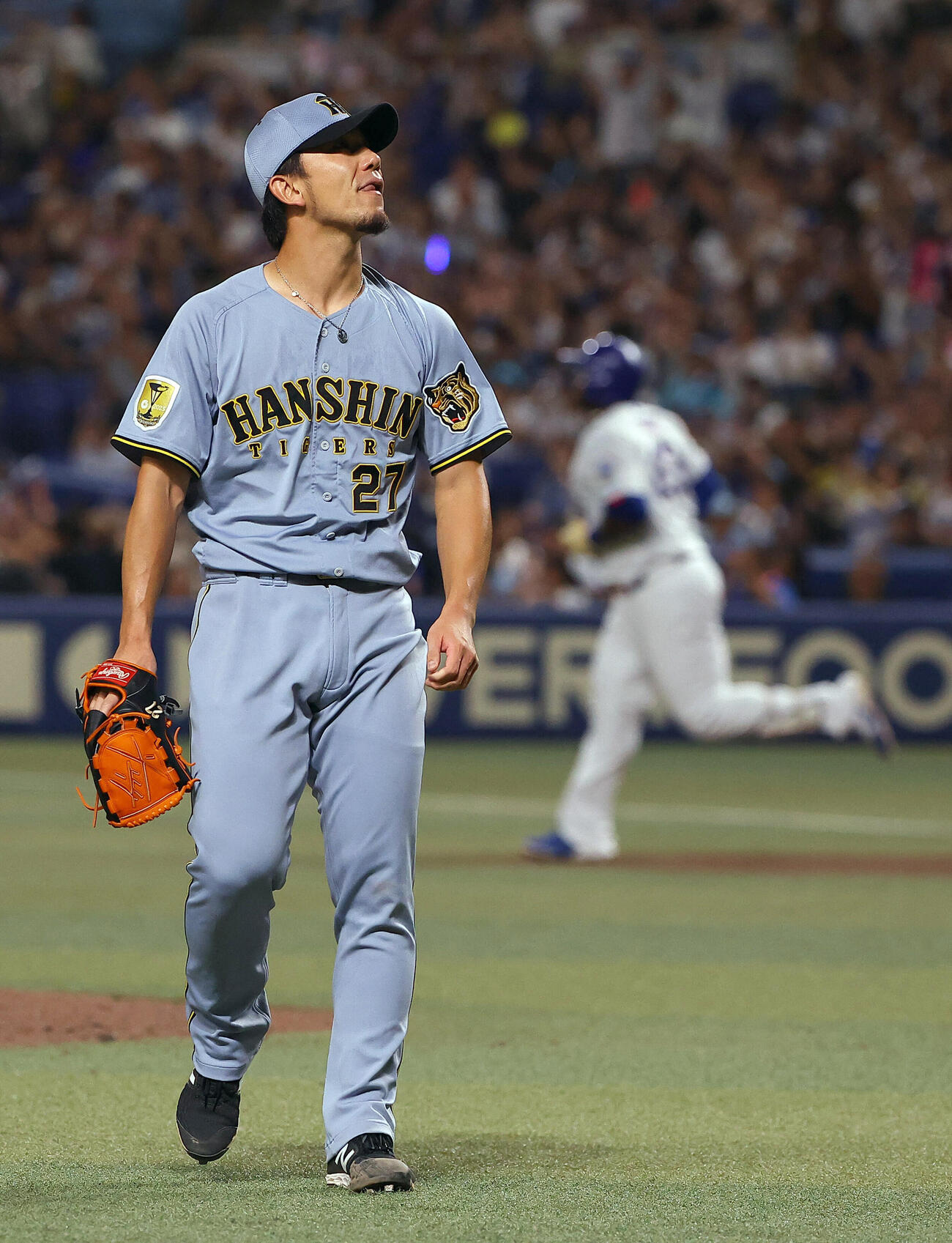 中日対阪神　6回裏中日1死、伊藤将司（左）はミゲル・サノーにソロ本塁打を浴びる（撮影・上田博志）