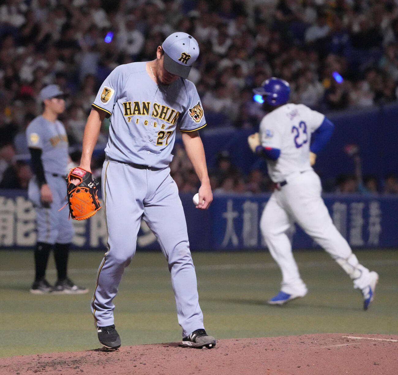 中日対阪神　6回裏中日1死、阪神先発の伊藤将司（左）はミゲル・サノーに本塁打を打たれる（撮影・森本幸一）
