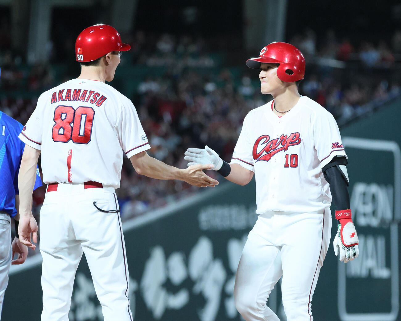 広島対DeNA 8回裏広島無死満塁、勝ち越しの2点適時打を放った佐々木泰（撮影・加藤孝規）