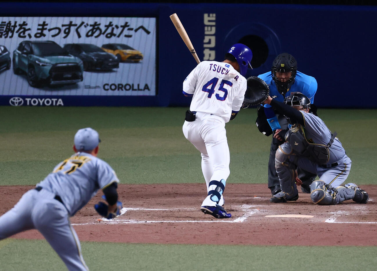 中日対阪神　8回裏中日1死、土田龍空は死球を受ける。投手桐敷拓馬（撮影・加藤哉）