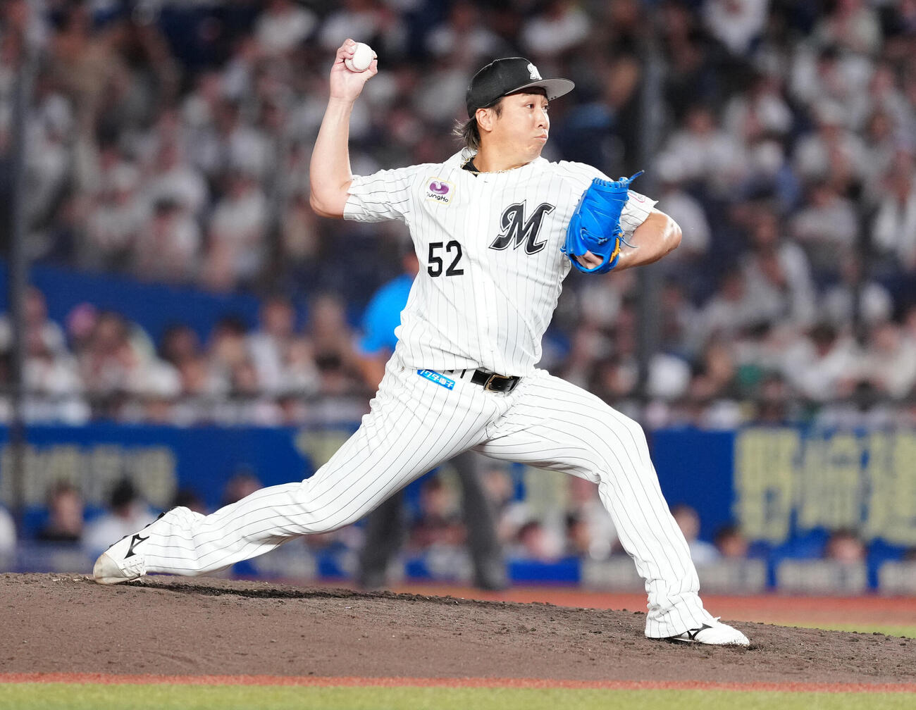 ロッテ対ソフトバンク　8回表から5番手で登板したロッテ益田直也（撮影・鈴木みどり）