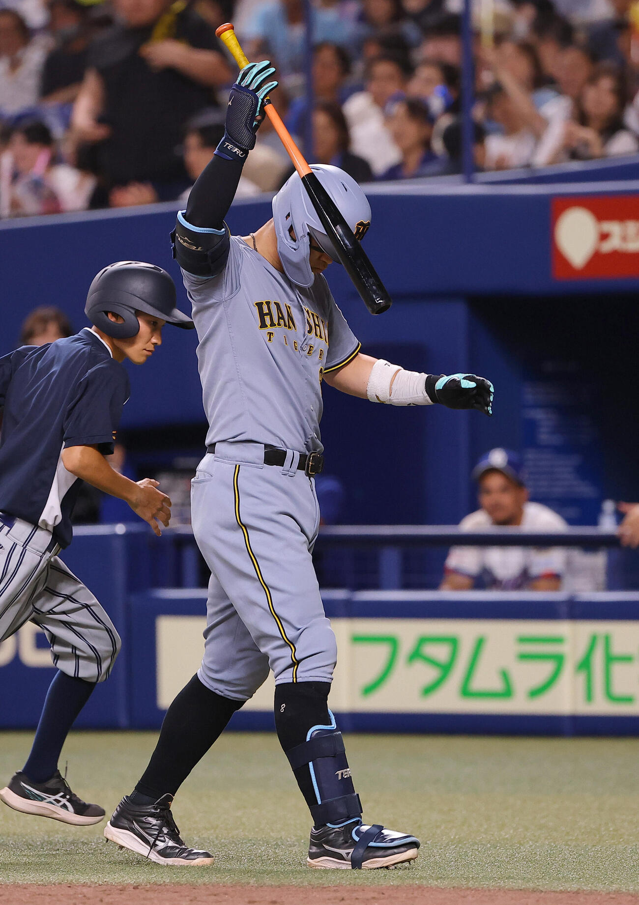 中日対阪神　9回表阪神1死一、二塁、左飛に倒れた佐藤輝明はベンチに引き揚げる（撮影・上田博志）