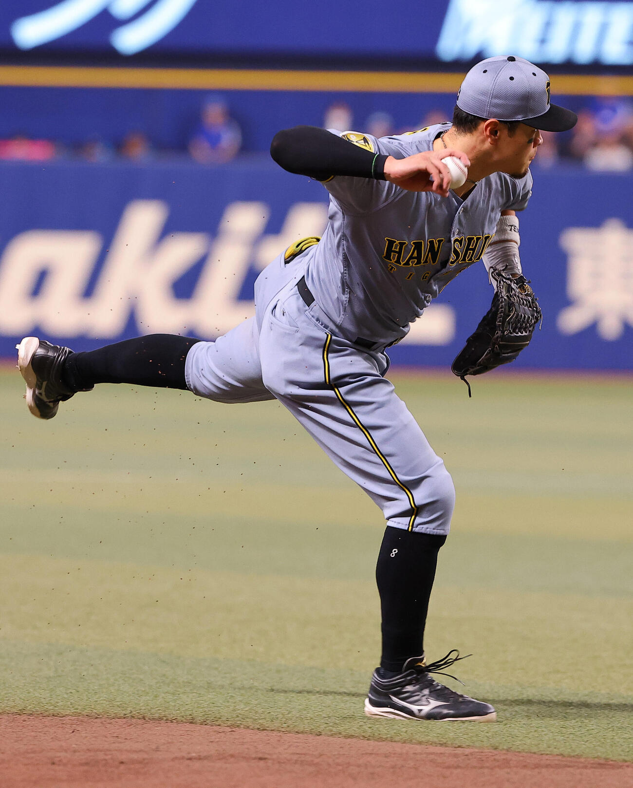 中日対阪神　1回裏中日無死一塁、佐藤輝明は上林誠知の打球を一塁へ悪送球する（撮影・上田博志）