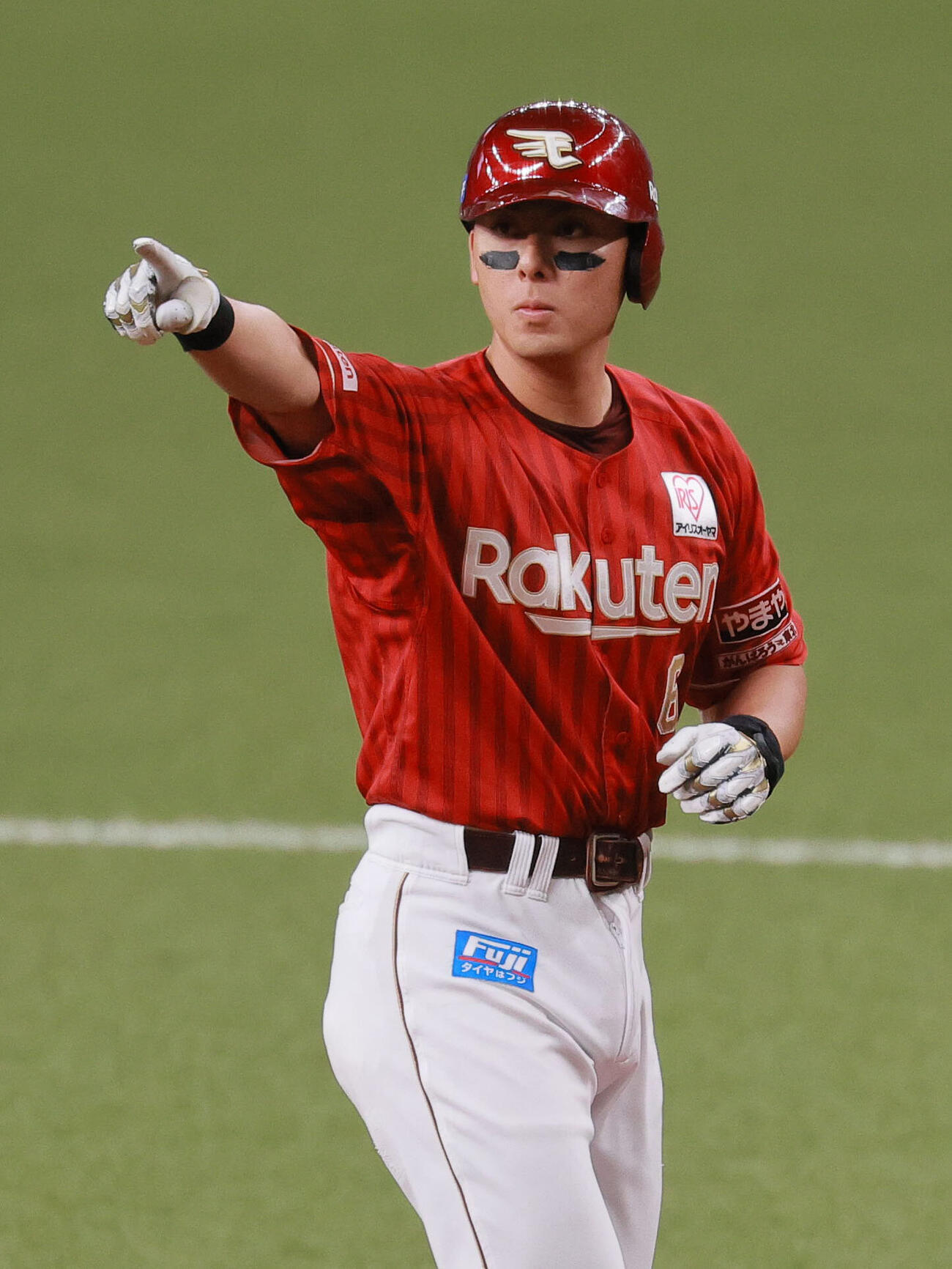 オリックス対楽天　1回表楽天2死一、三塁、村林一輝は適時打を放ちベンチに向かってポーズする（撮影・上山淳一）