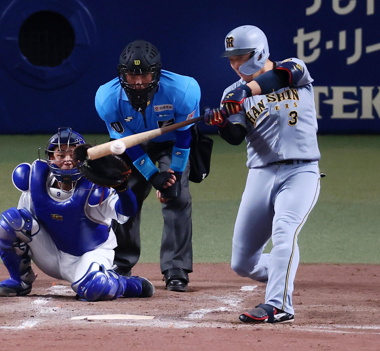 中日対阪神　4回表阪神無死一、二塁、大山悠輔は左前打を放つ（撮影・加藤哉）