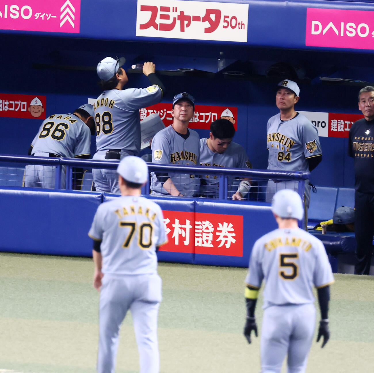 中日対阪神　中日に連敗しベンチを引き揚げる阪神藤川球児監督（撮影・加藤哉）
