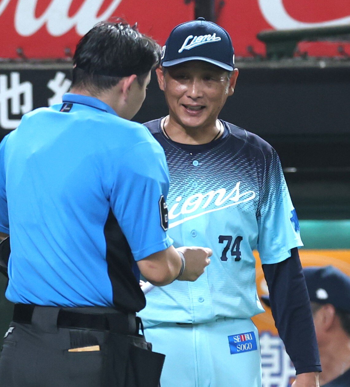 西武対日本ハム　選手交代を告げる西口文也監督（撮影・黒川智章）