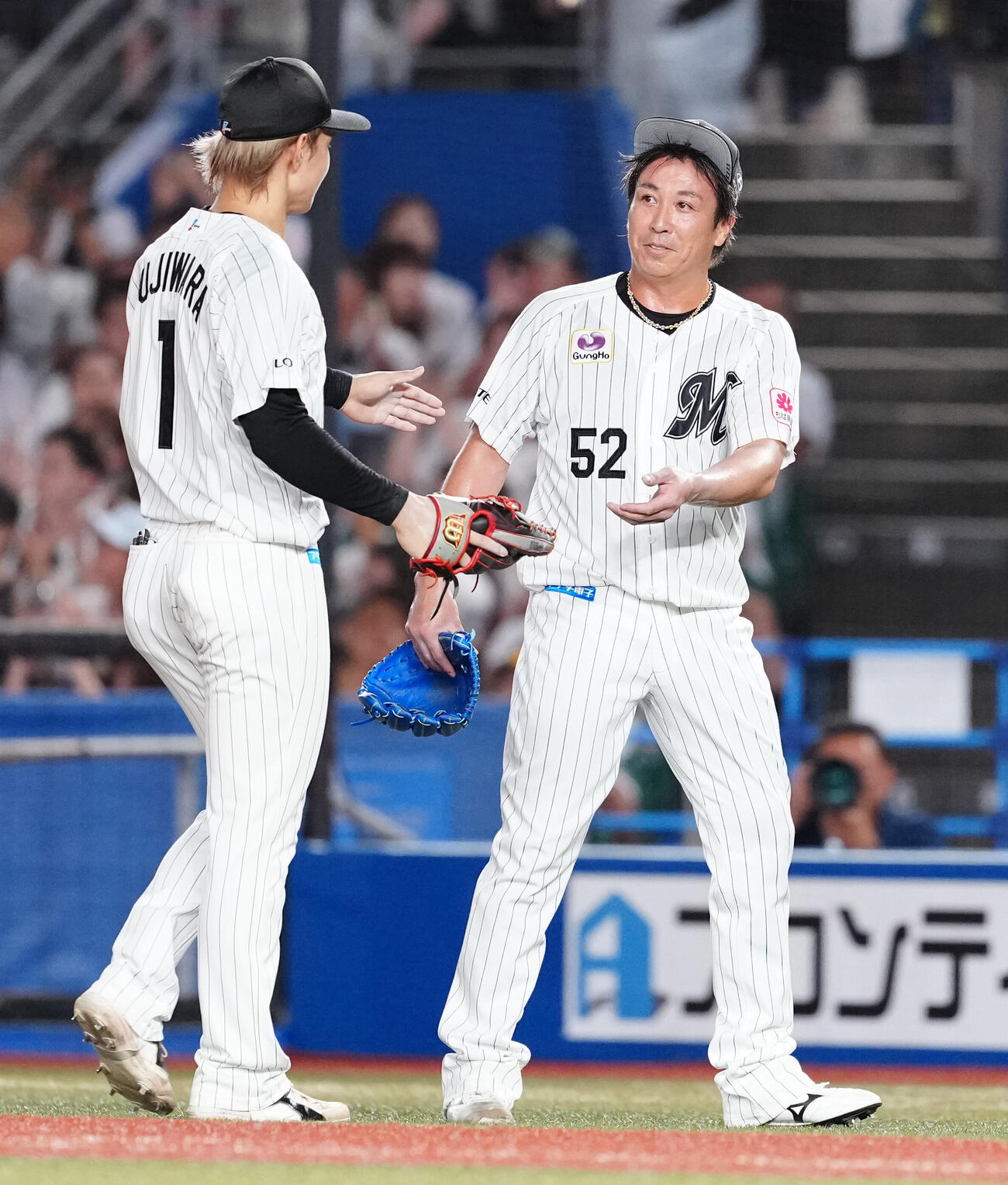 ロッテ対ソフトバンク　8回表を終え、藤原恭大（左）を迎えるロッテ益田直也（撮影・鈴木みどり）