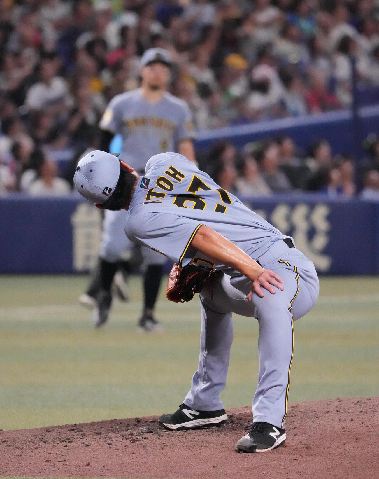 中日対阪神　5回裏中日2死、福永裕基に本塁打を打たれがっくりの阪神先発の伊藤将司（撮影・森本幸一）