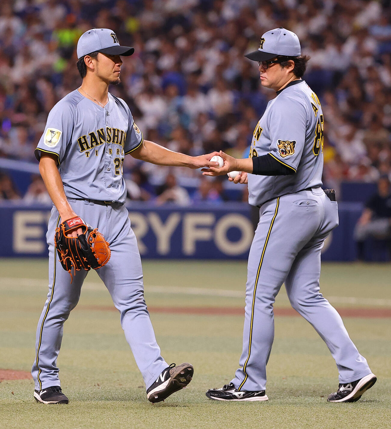 中日対阪神　先発伊藤将司（左）は6回途中3失点で降板する（撮影・上田博志）
