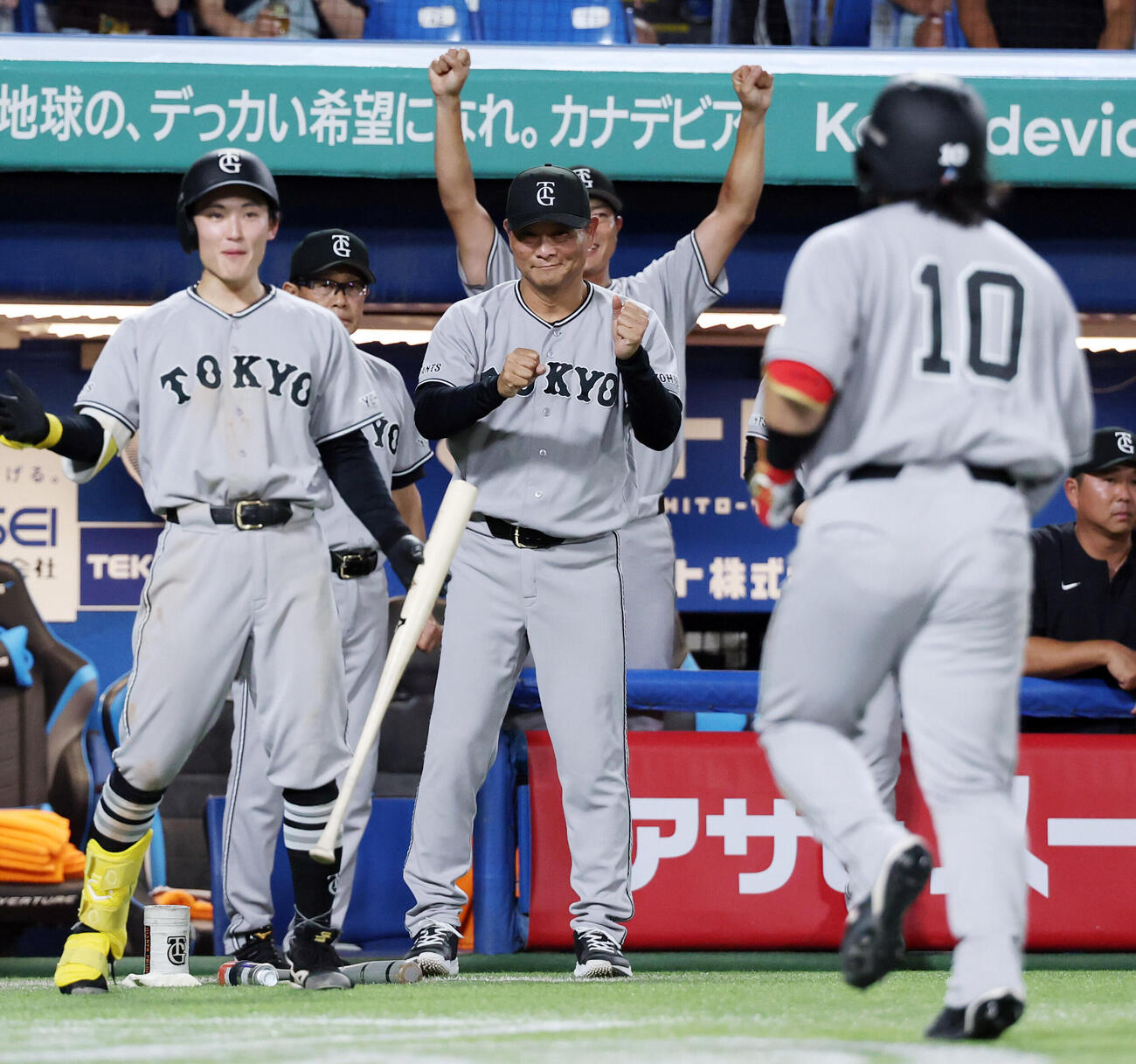 ヤクルト対巨人　9回表巨人1死、甲斐拓也（手前）がソロ本塁打を放ち笑顔のガッツポーズで迎える橋上秀樹監督代行ら（撮影・浅見桂子）
