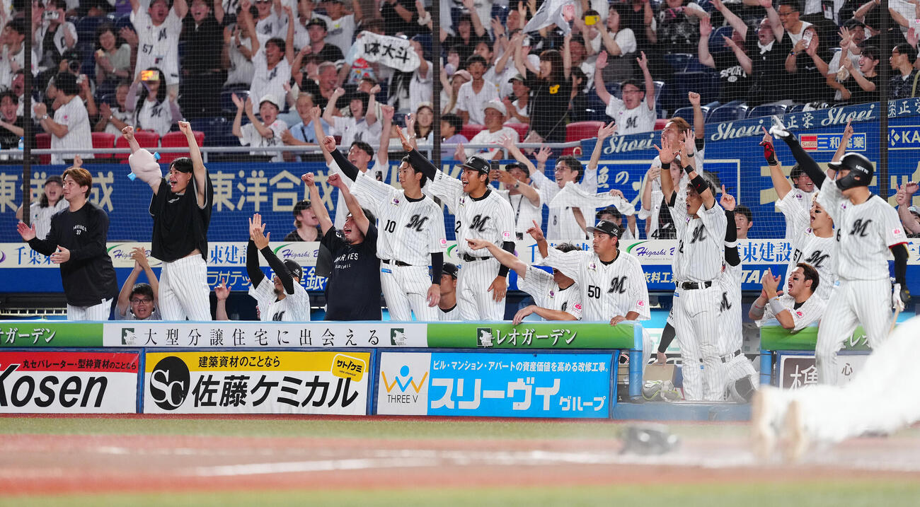 ロッテ対ソフトバンク　9回裏ロッテ2死二、三塁、代打山本大斗の2点適時打に沸くベンチ（撮影・鈴木みどり）