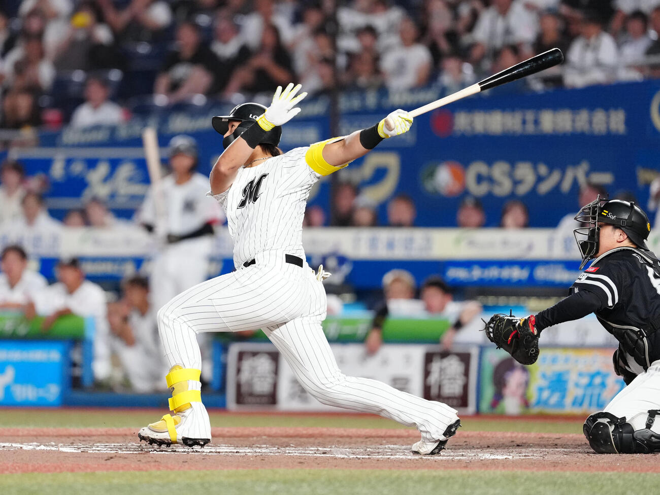 ロッテ対ソフトバンク　9回裏ロッテ2死二、三塁、2点適時打を放つ代打山本大斗（撮影・鈴木みどり）